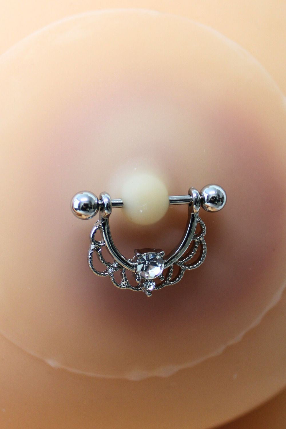 Paire de cache-tétons ornés d’un piercing barre en demi-anneau avec strass, pour peau claire. · Be Lily Accessories · vue 4