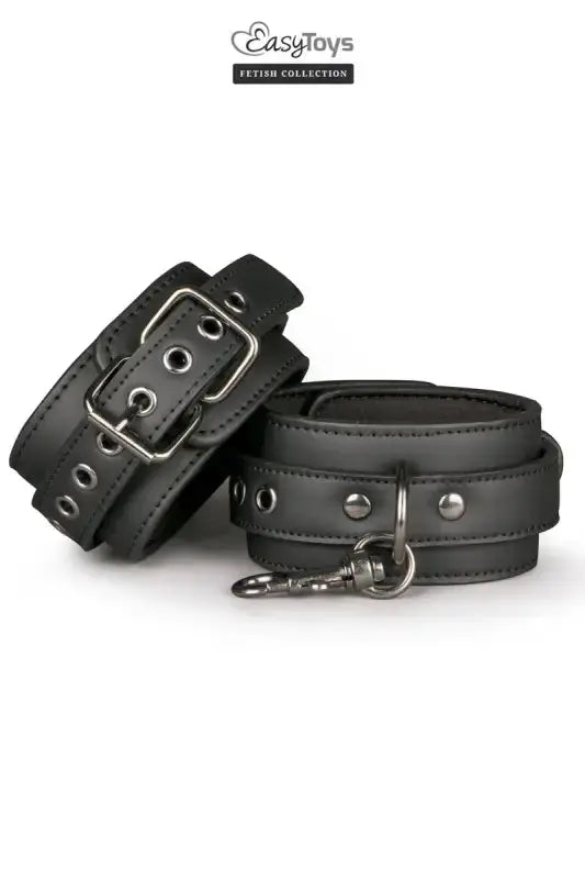 Entraves en simili cuir noir menottes de chevilles.