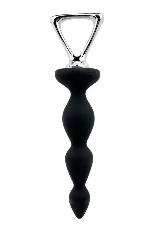 Plug anal ou Stimulateur anal en silicone noir avec une poignée argentée.