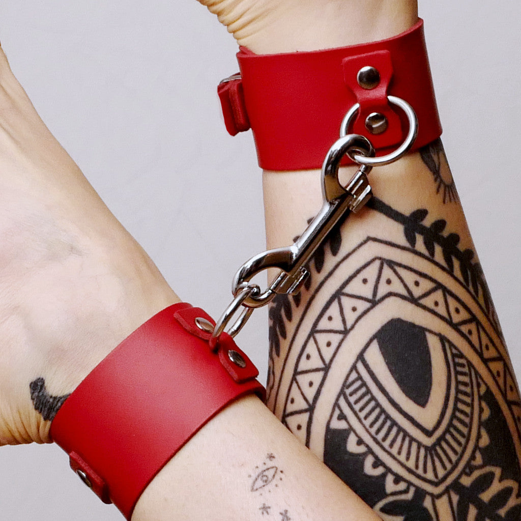 Chevillères en cuir Collection Anneaux Rouge · The Sinners