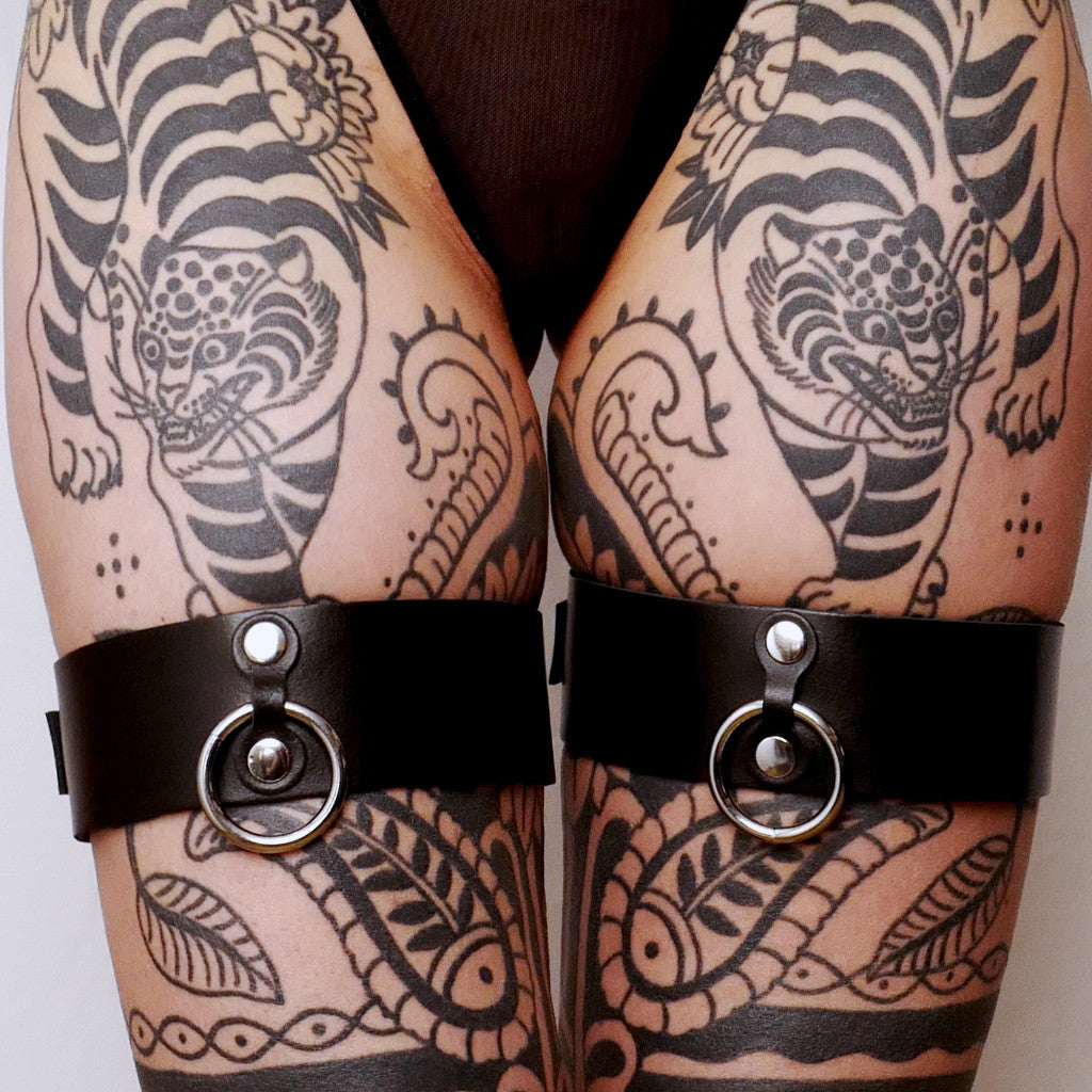 Menottes pour cuisses en cuir Collection Anneaux Noir · The Sinners