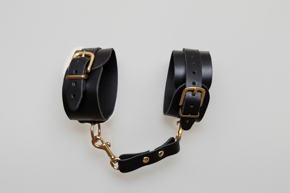 Menottes en cuir Collection Anneaux NOIR & GOLD · The Sinners · vue 4