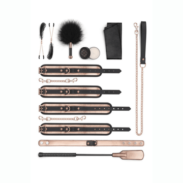 kit BDSM Rosy Gold comprend:
1 bandeau satiné pour priver délicatement la vue.
1 cravache pour des sensations rythmées et progressives.
1 plumeau à chatouilles pour éveiller la peau en douceur.
1 paire de pinces à tétons pour une stimulation ciblée.
1 bougie de massage parfumée à la rose.
1 paire de menottes de poignets ajustables
1 paire de menottes de chevilles ajustables
1 collier BDSM ajustable
1 laisse BDSM assortie