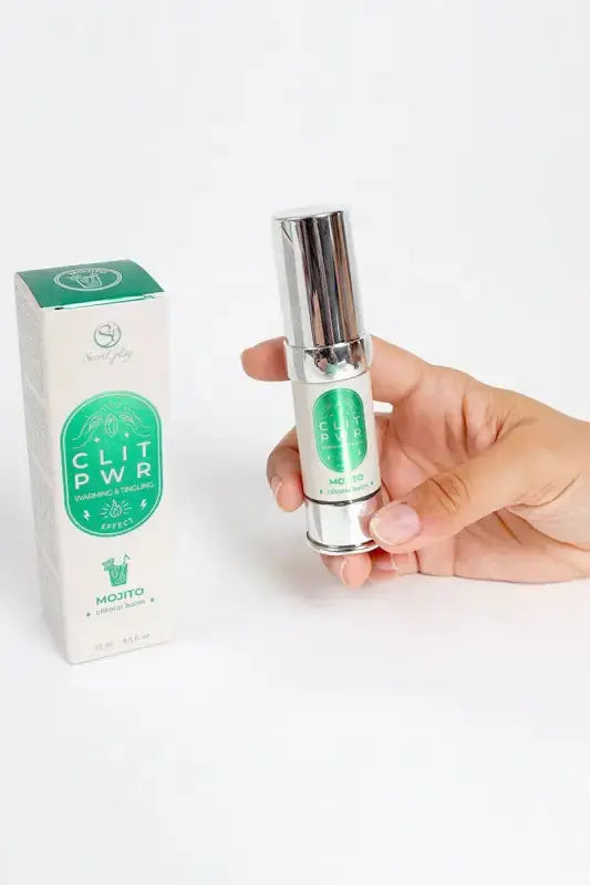 Baume clitoris Clit Pwr Mojito présenté dans un flacon tenu par une main, idéal pour un plaisir intensifié.