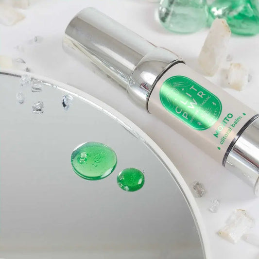 Baume clitoris Clit Pwr Mojito de Secret Play avec gouttes vertes sur miroir, énonçant le plaisir et la sensualité.