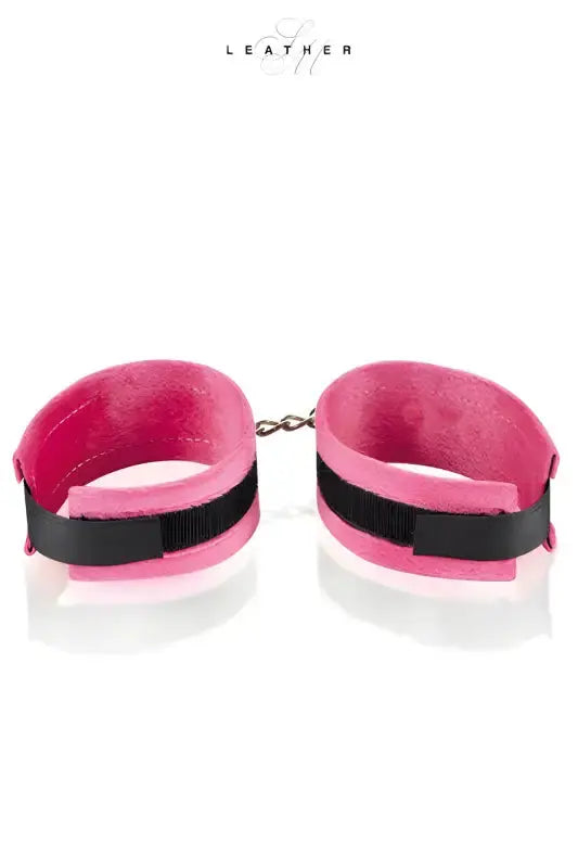 Menottes cuir de poignets rose et noir, accessoire sexy pour des jeux de séduction inoubliables.