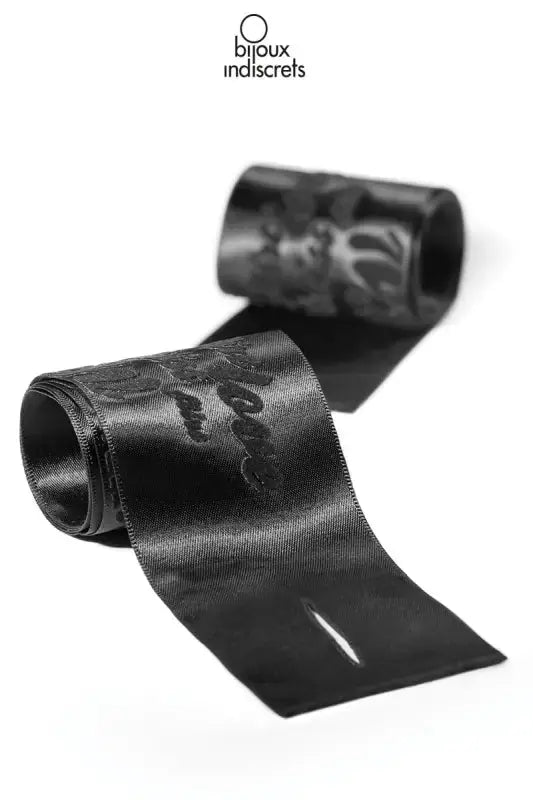 Menottes ruban satinées
Dimensions : Longueur 70 cm, largeur 5 cm 100% polyester avec motif en flocage de velours couleur : Noir satiné disponible chez LollyDoll