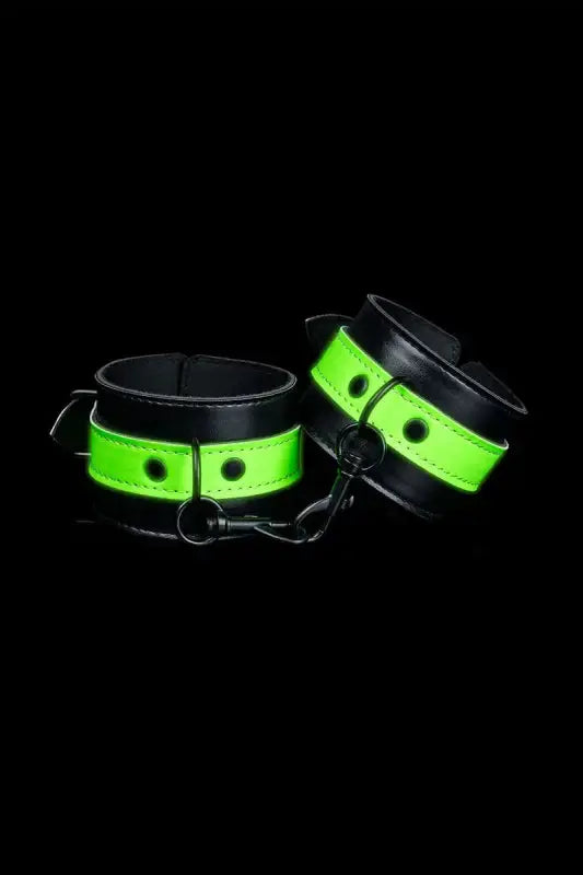 Menottes phosphorescentes de poignets Ouch! en noir et vert fluo, idéales pour des jeux coquins lumineux.