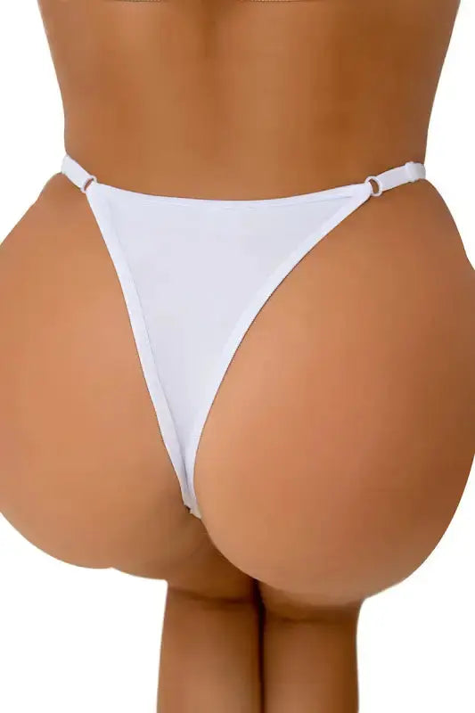 String ouvert blanc élégant avec détail strass, idéal pour mettre en valeur votre sensualité.