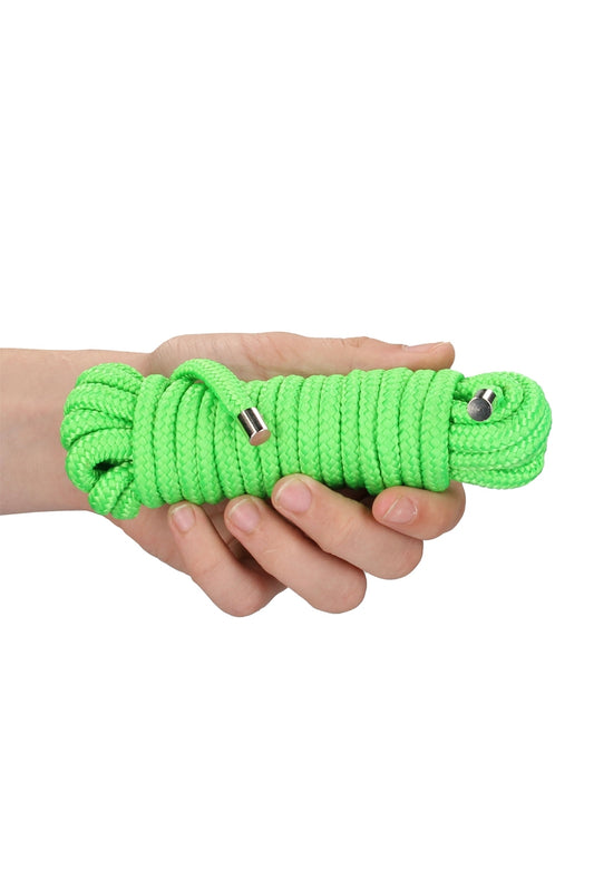 5 mètres de long et ses 6 mm d’épaisseur, cette corde bondage phosphorescente est parfaitement adaptée à de nombreuses techniques de nouage.
