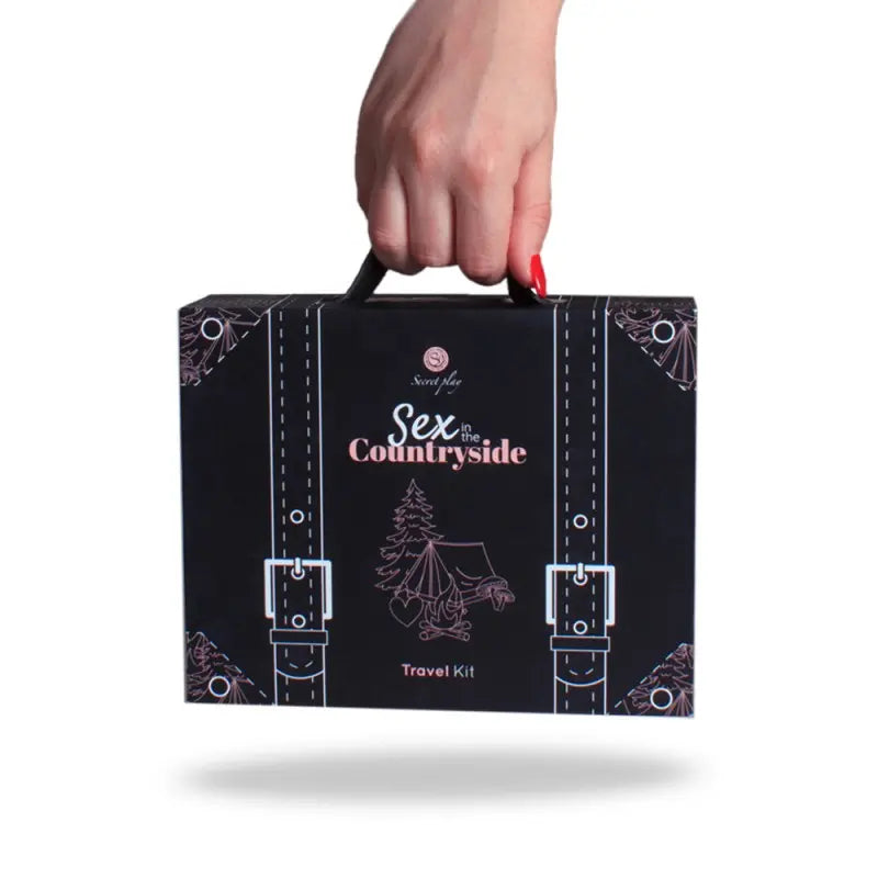 Inspiré du thème du sexe à la campagne, ce jeu de société coquin et interactif propose de relever des défis sensuels à travers des missions excitantes, disponible chez LollyDoll