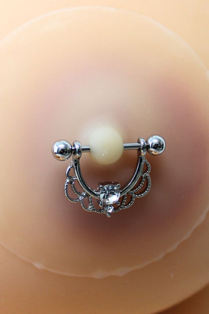 Paire de cache-tétons ornés d’un piercing barre en demi-anneau avec strass, pour peau claire. · Be Lily Accessories · vue 4