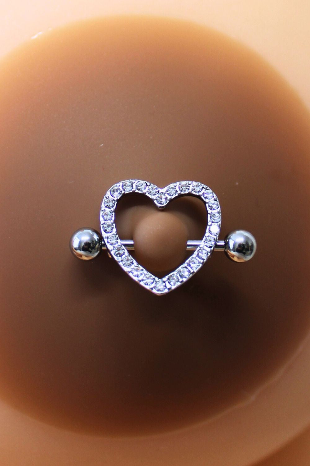 Paire de cache-tétons piercing barre coeur faux diamant peau foncée · Be Lily Accessories · vue 4