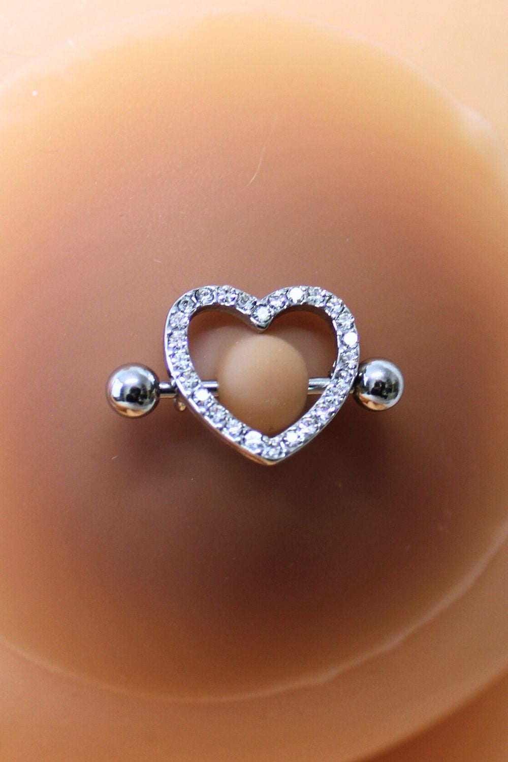 Paire de cache-tétons piercing barre coeur faux diamant peau métisse · Be Lily Accessories · vue 4