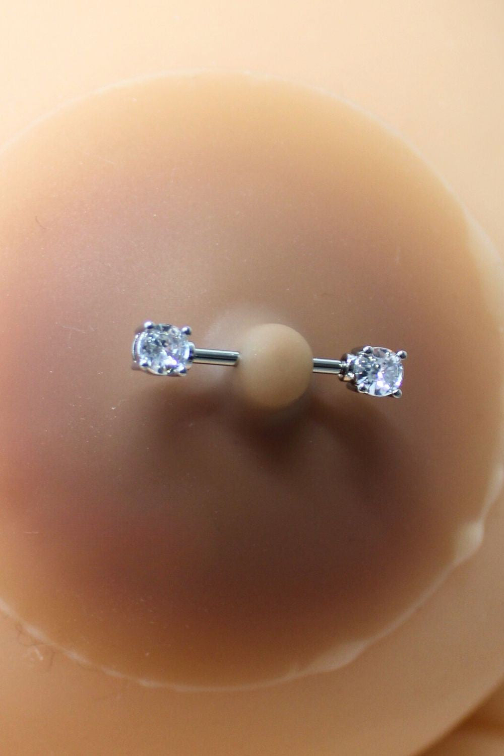 Paire de cache-tétons piercing barre faux diamant peau métisse · Be Lily Accessories · vue 4