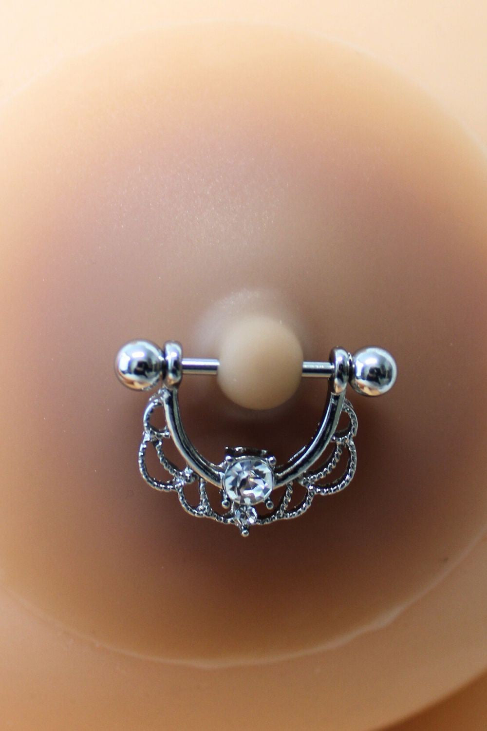 Paire de cache-tétons piercing barre demi-anneau faux diamant peau métisse · Be Lily Accessories · vue 4
