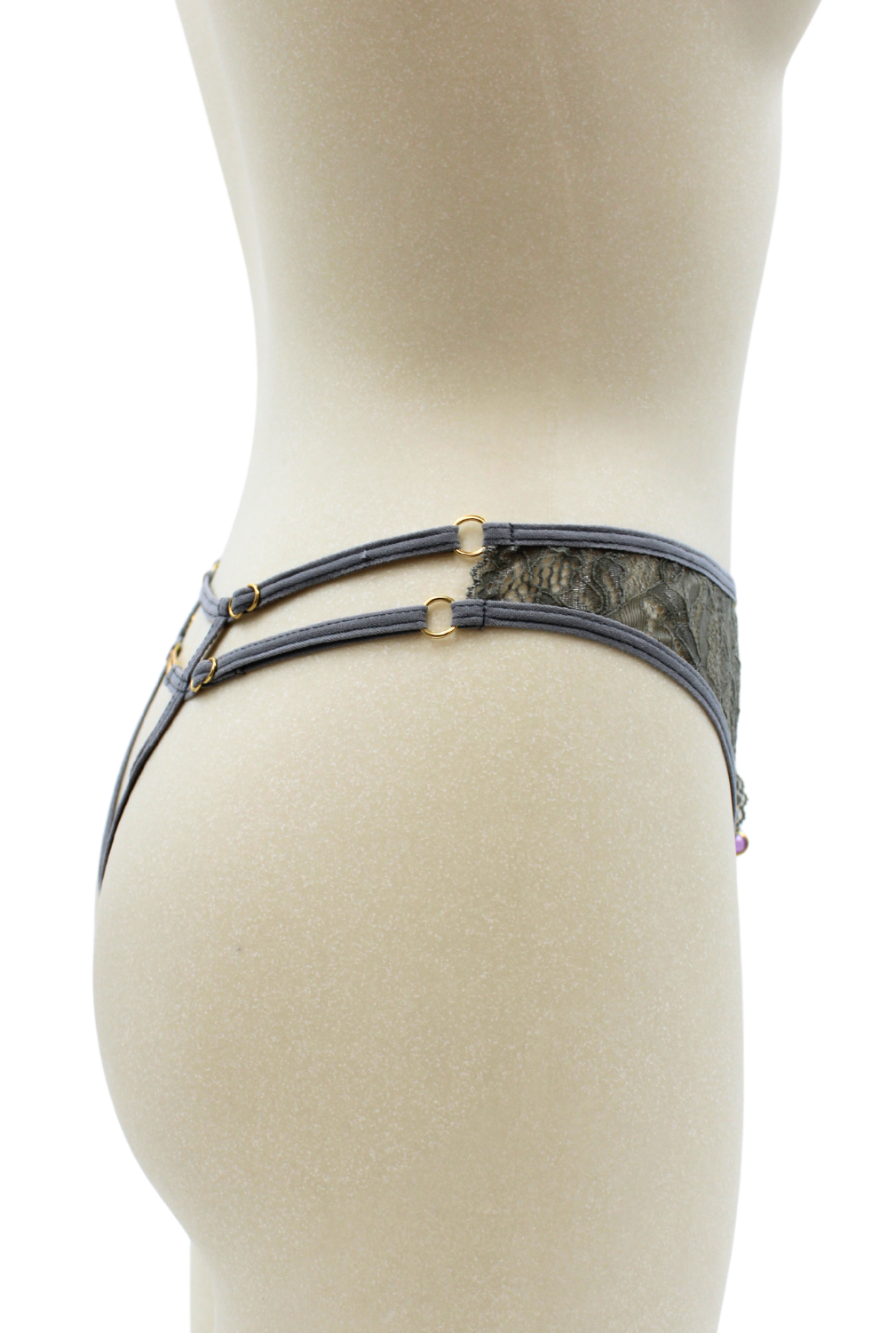 String gris avec bijou couleur aléatoire et chaîne dorée · Be Lily Panties · vue 5