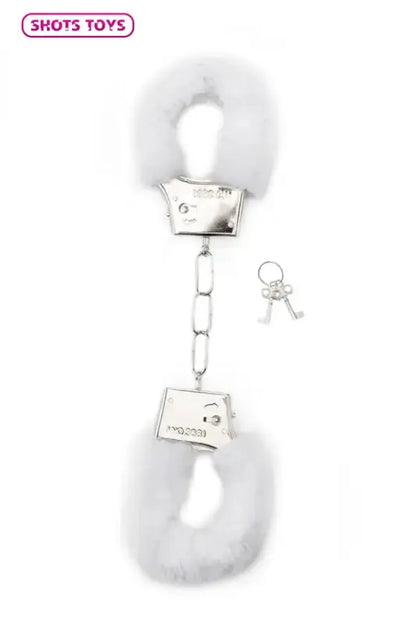 Menottes fourrure blanche Shots Toys avec clés, parfaites pour des moments sensuels et élégants. Pour BDSM soft