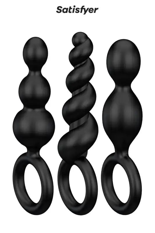 Trois plugs anals noirs et texturés avec anneaux de doigt.