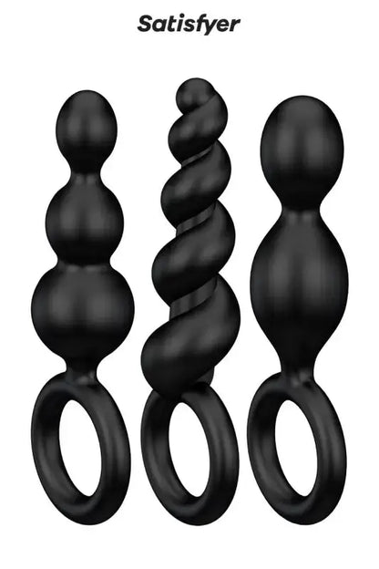 Trois plugs anals noirs et texturés avec anneaux de doigt.