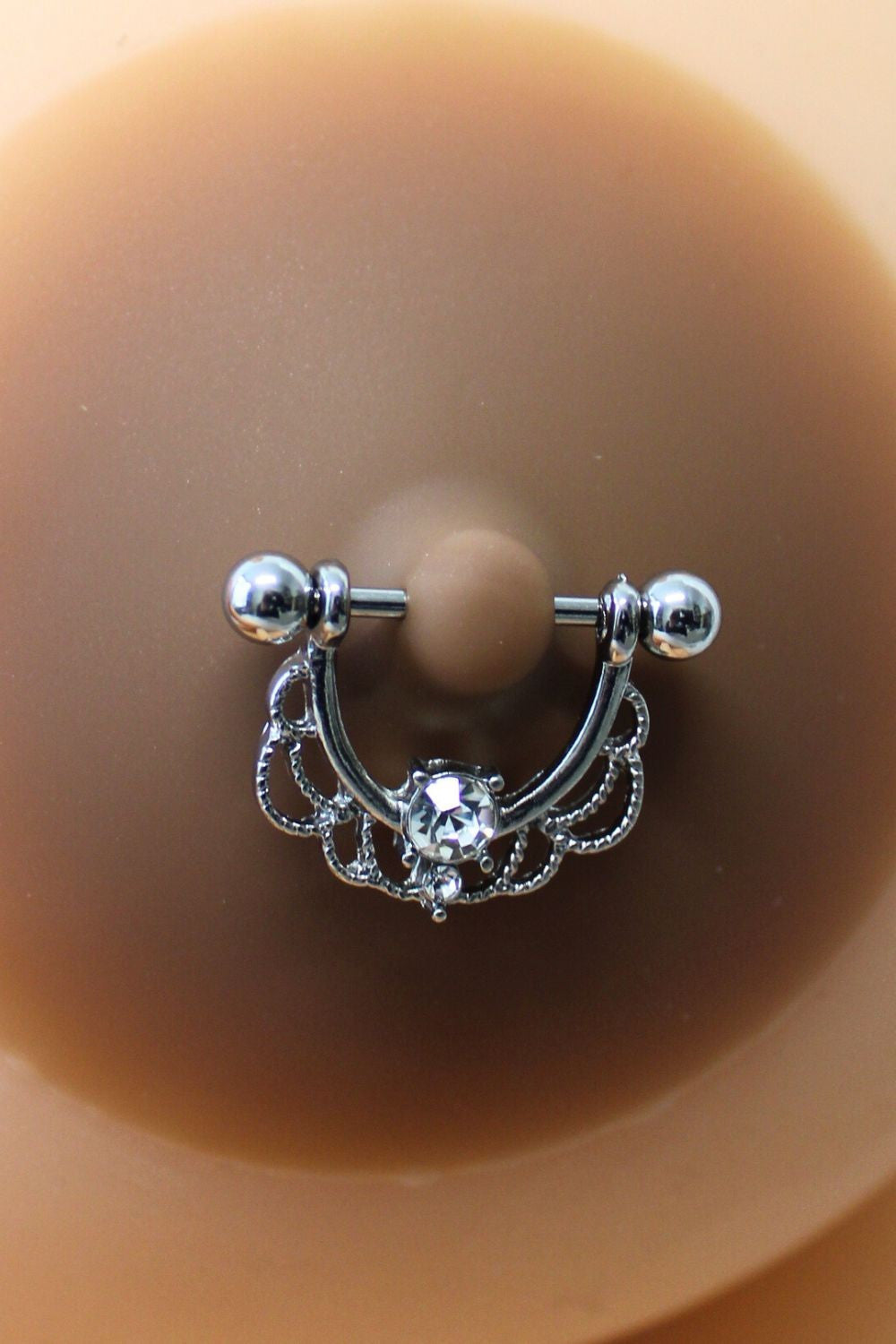 Paire de cache-tétons piercing barre demi-anneau faux diamant peau foncée · Be Lily Accessories · vue 4