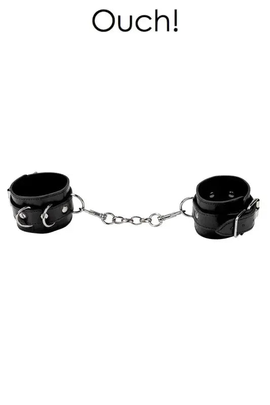 Menottes cuir Ouch! noires avec chaîne, accessoires sexy pour jeux BDSM.