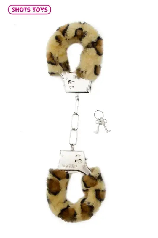 Menottes fourrure Shots Toys en design léopard avec cadenas et clé, parfaites pour des jeux de rôles coquins.