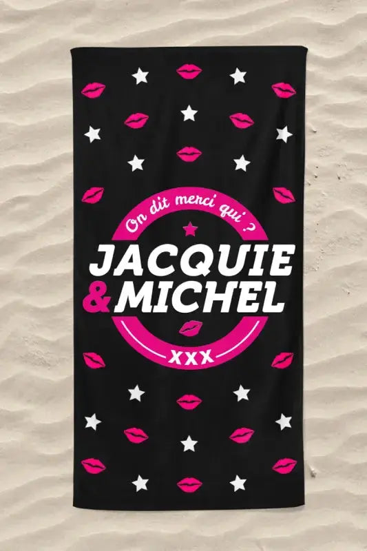 Serviette humoristique de plage noire avec des lèvres roses et des étoiles "on dit merci qui? Jacquie et Michel" disponible chez votre fournisseur de plaisir LollyDoll