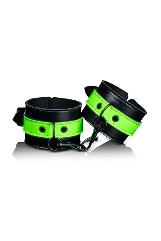 Menottes phosphorescentes Ouch! en cuir noir et vert fluo pour des jeux coquins lumineux et excitants.