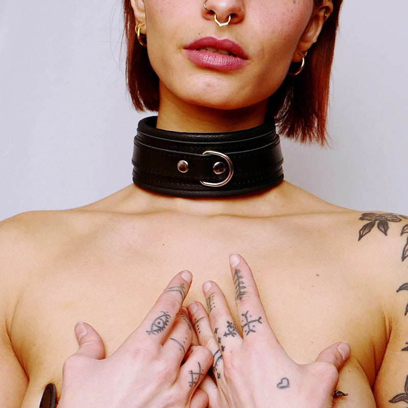 Collier en cuir molletonné et attaches argentées · The Sinners