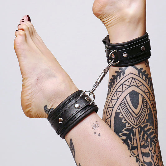 Chevillères en cuir molletonné et attaches argentées · The Sinners