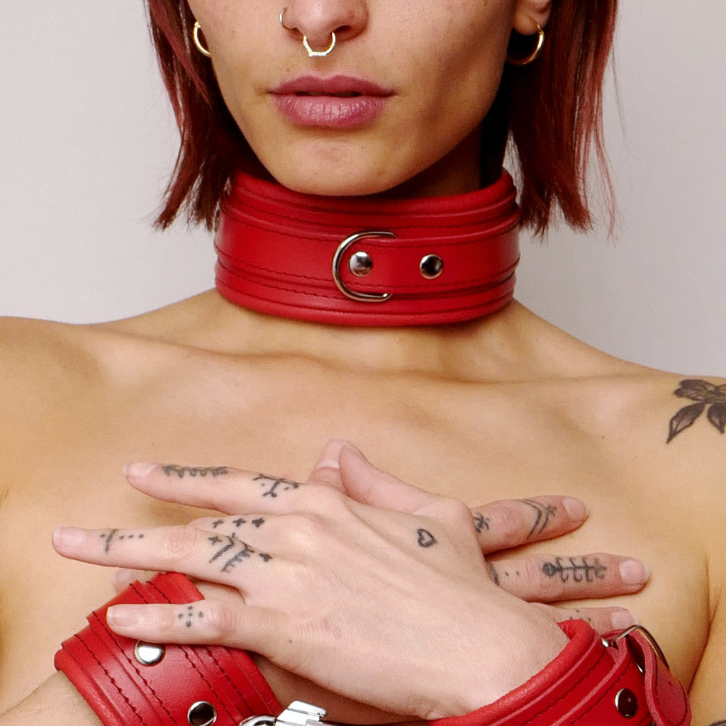 Collier en cuir molletonné rouge et attaches argentées · The Sinners · vue 2