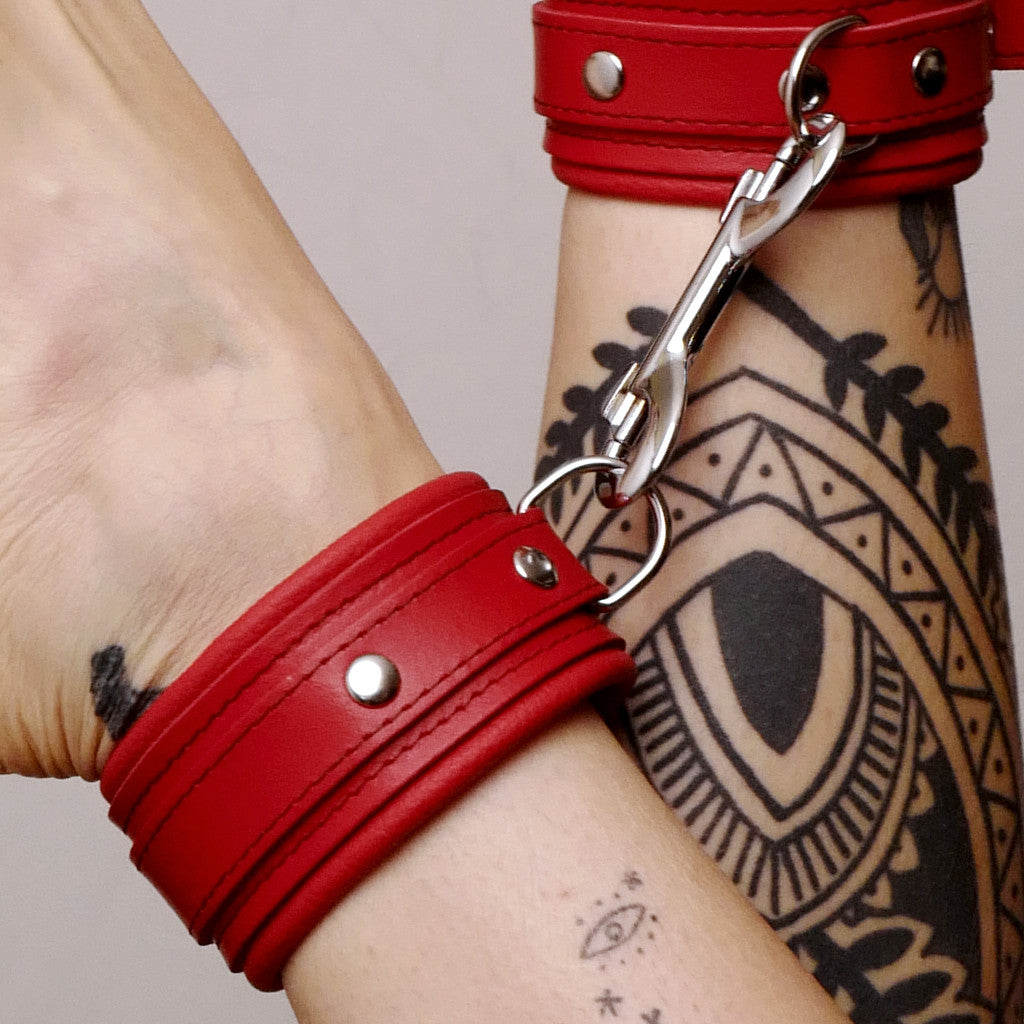 Chevillères en cuir molletonné rouges et attaches argentées · The Sinners · vue 2