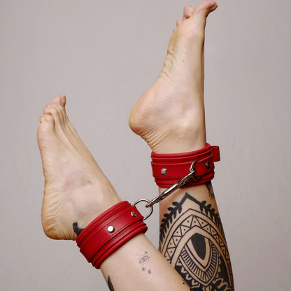 Chevillères en cuir molletonné rouges et attaches argentées · The Sinners · vue 3