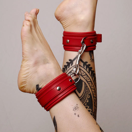 Chevillères en cuir molletonné rouges et attaches argentées · The Sinners