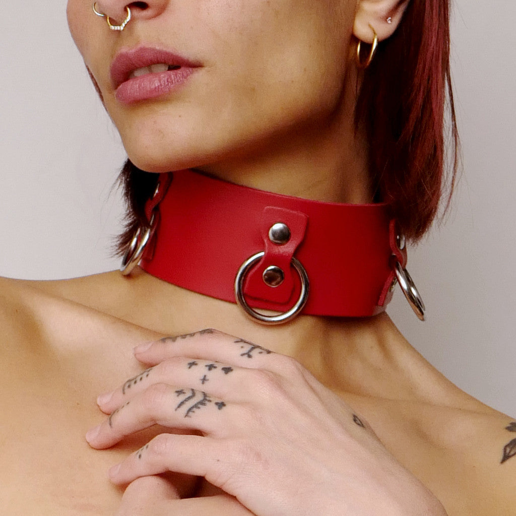 Collier en cuir Collection Anneaux Rouge · The Sinners