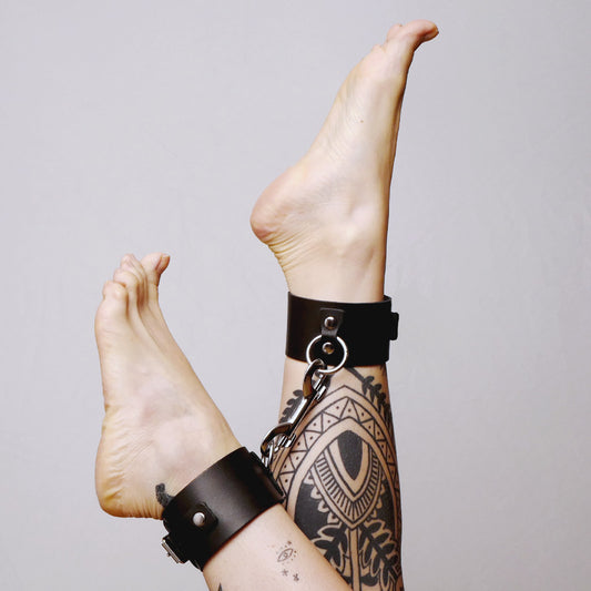 Chevillères en cuir Collection Anneaux Noir · The Sinners