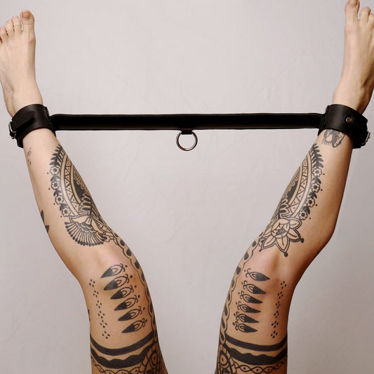Barre de contrainte cuir et anneau Noir · The Sinners