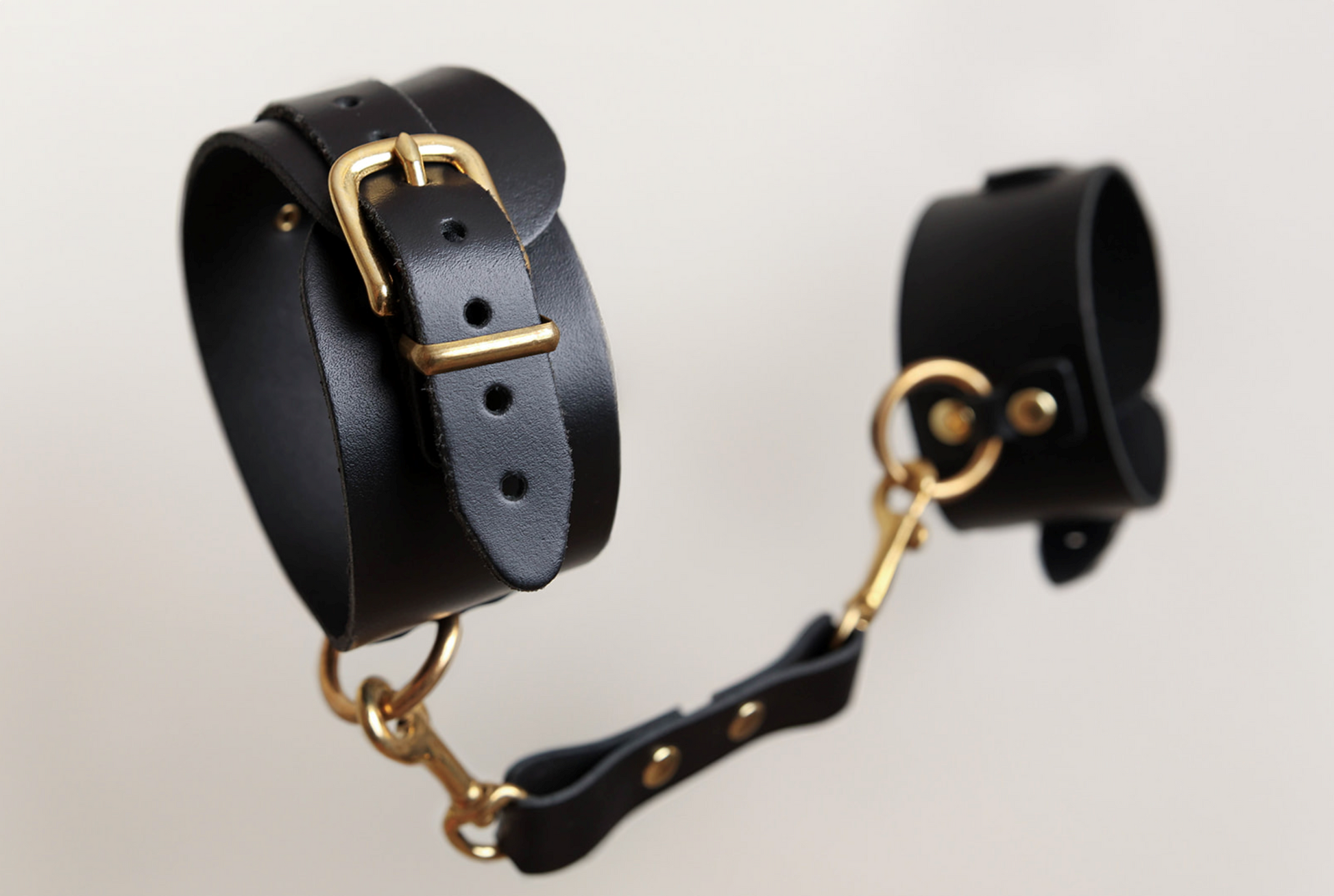 Menottes en cuir Collection Anneaux NOIR & GOLD · The Sinners · vue 3