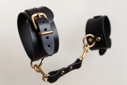 Menottes en cuir Collection Anneaux NOIR & GOLD · The Sinners · vue 3