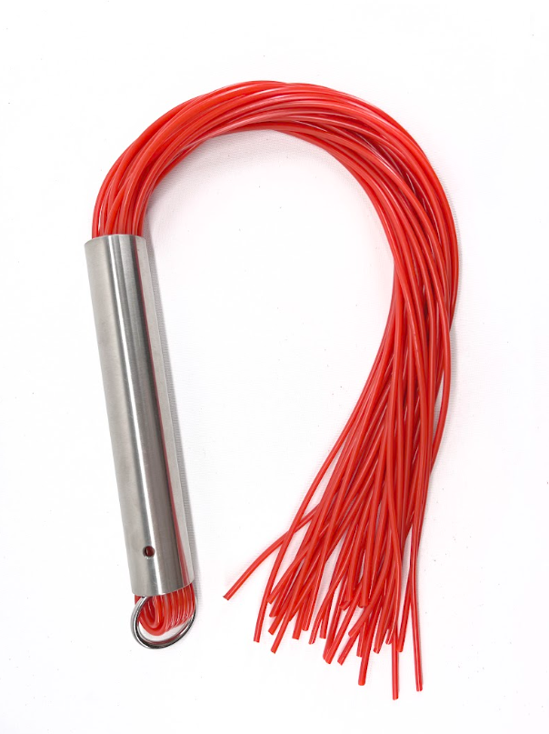 Martinet homme rouge manche métal lanières en PVC · The Sinners
