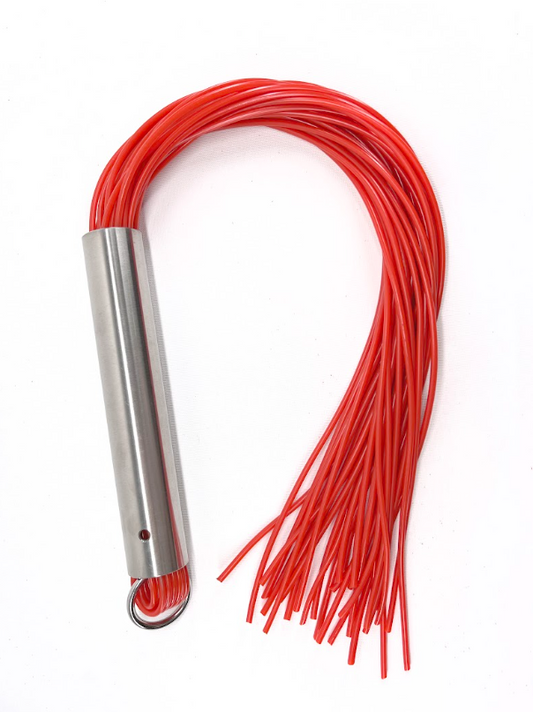 Martinet homme rouge manche métal lanières en PVC · The Sinners
