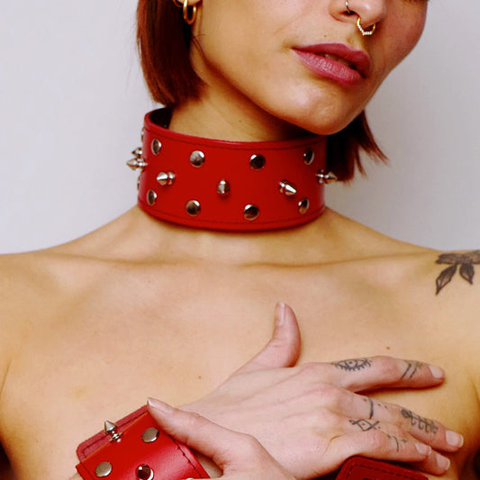 Collier en cuir avec pics Rouge · The Sinners