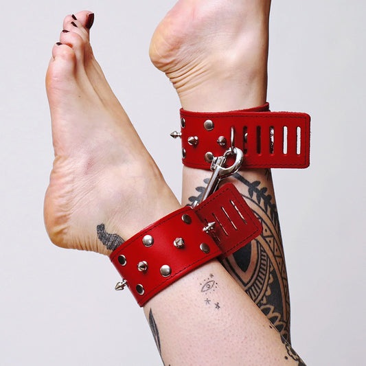 Chevillères en cuir avec pics et mousqueton rouge · The Sinners