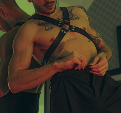 Harnais buste en cuir noir homme en X · The Sinners