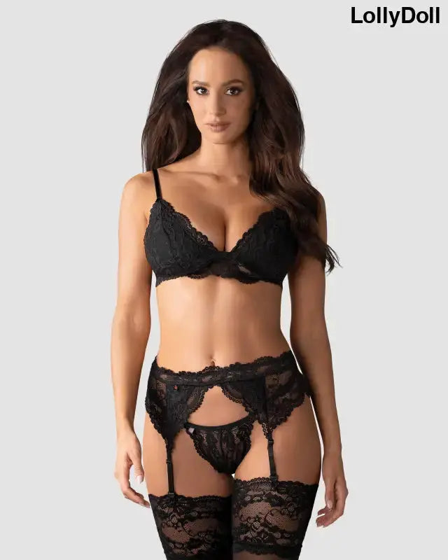 Ensemble de lingerie sexy à jarretelles en dentelle noire 3 pièces. LollyDoll propose cet ensemble lingerie irrésistible au meilleur prix