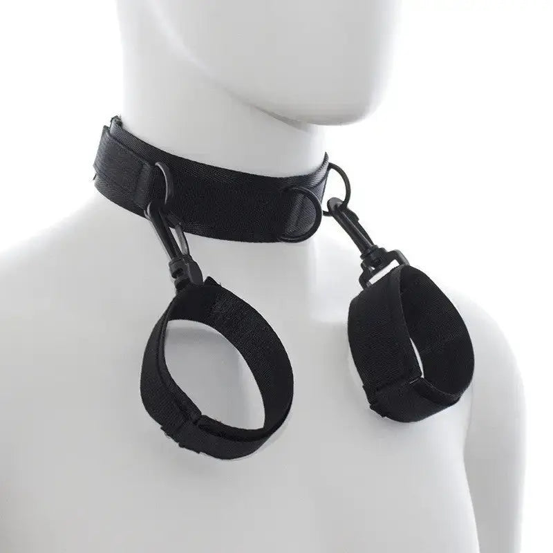 Menottes collier Training Props sur un mannequin, idéal pour les amateurs de plaisir SM.