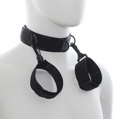 Menottes collier Training Props sur un mannequin, idéal pour les amateurs de plaisir SM.