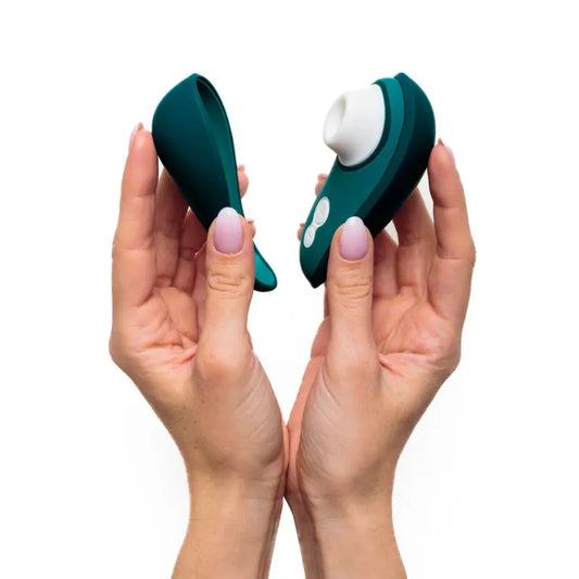 Stimulateur clitoridien Womanizer Liberty 2 bleu pétrole en mains, design ergonomique et élégant.