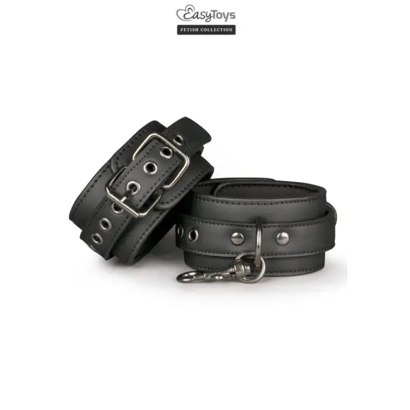 Menottes de chevilles BDSM pour chevillesUtilisation : Jeux de domination, BDSMMatière simili cuir, métal, mousse douceDimensions ajustables de 13 à 30 cmAnneau en D, attaches rapides, confort optimal de la marqueEasytoys Fetish Collection